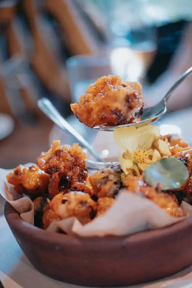 Mezcla ayurvédica de brócoli y coliflor, un plato vegano nutritivo y refrescante, perfecto para una comida vegetariana.